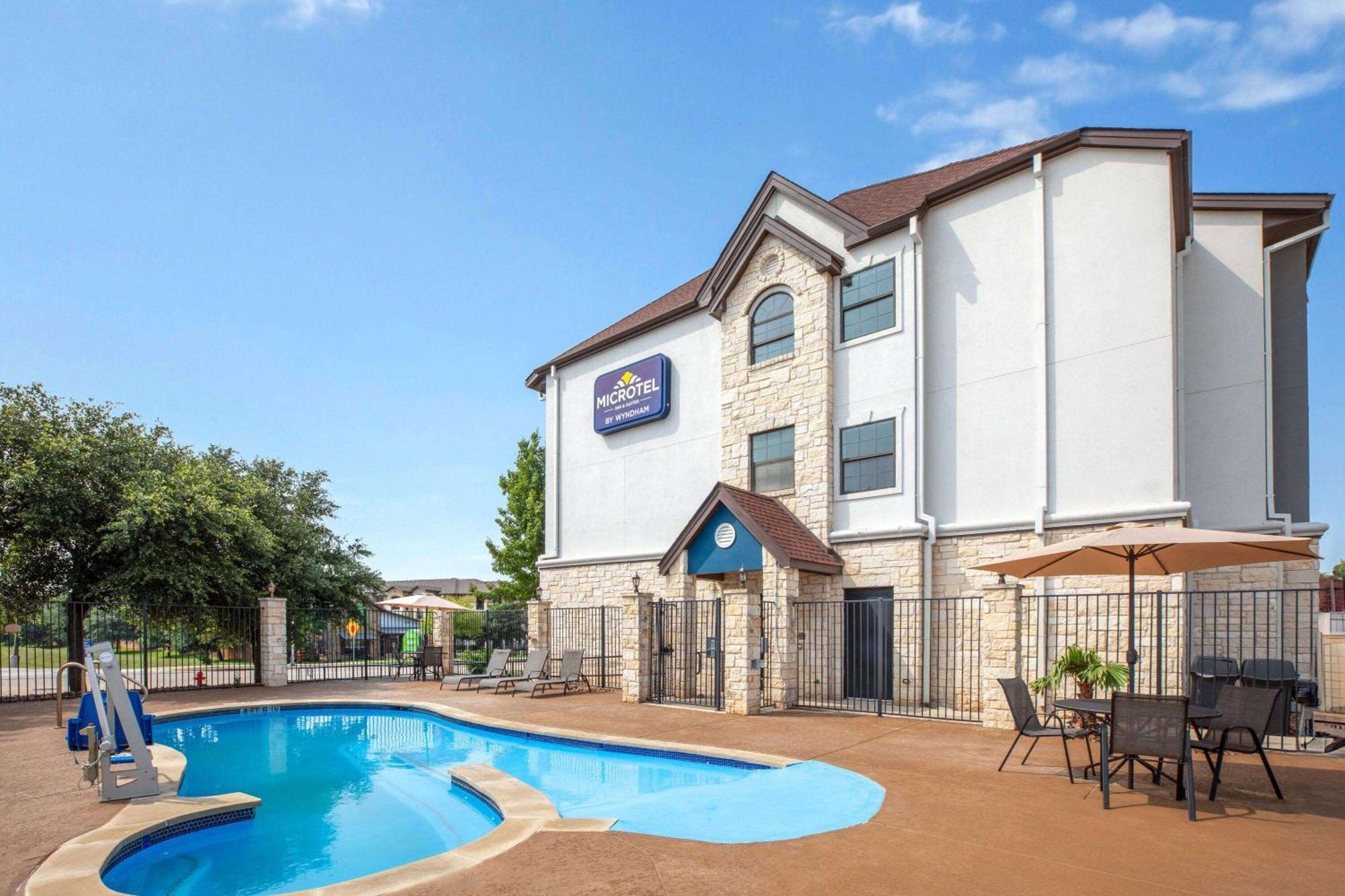 Microtel Inn & Suites By Wyndham Buda Austin South Экстерьер фото